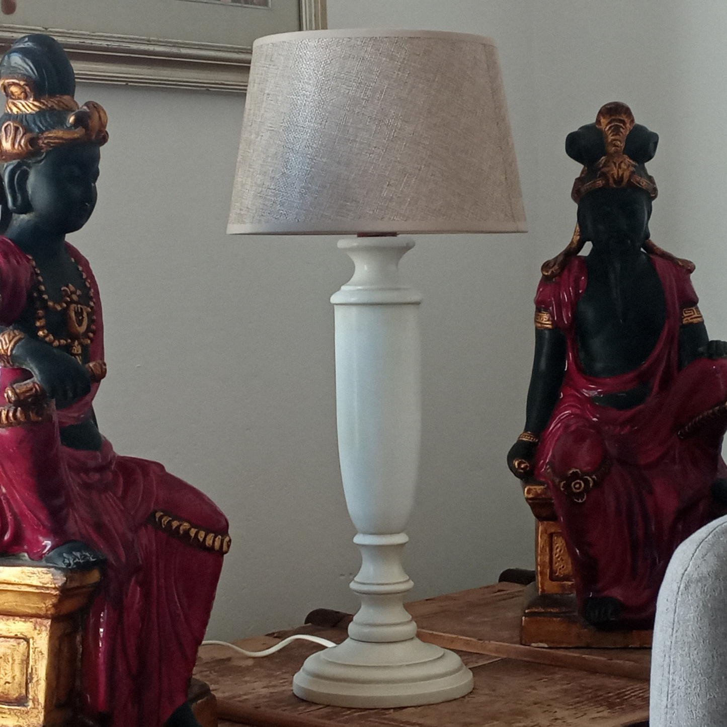 Lampade in legno verniciata a mano.