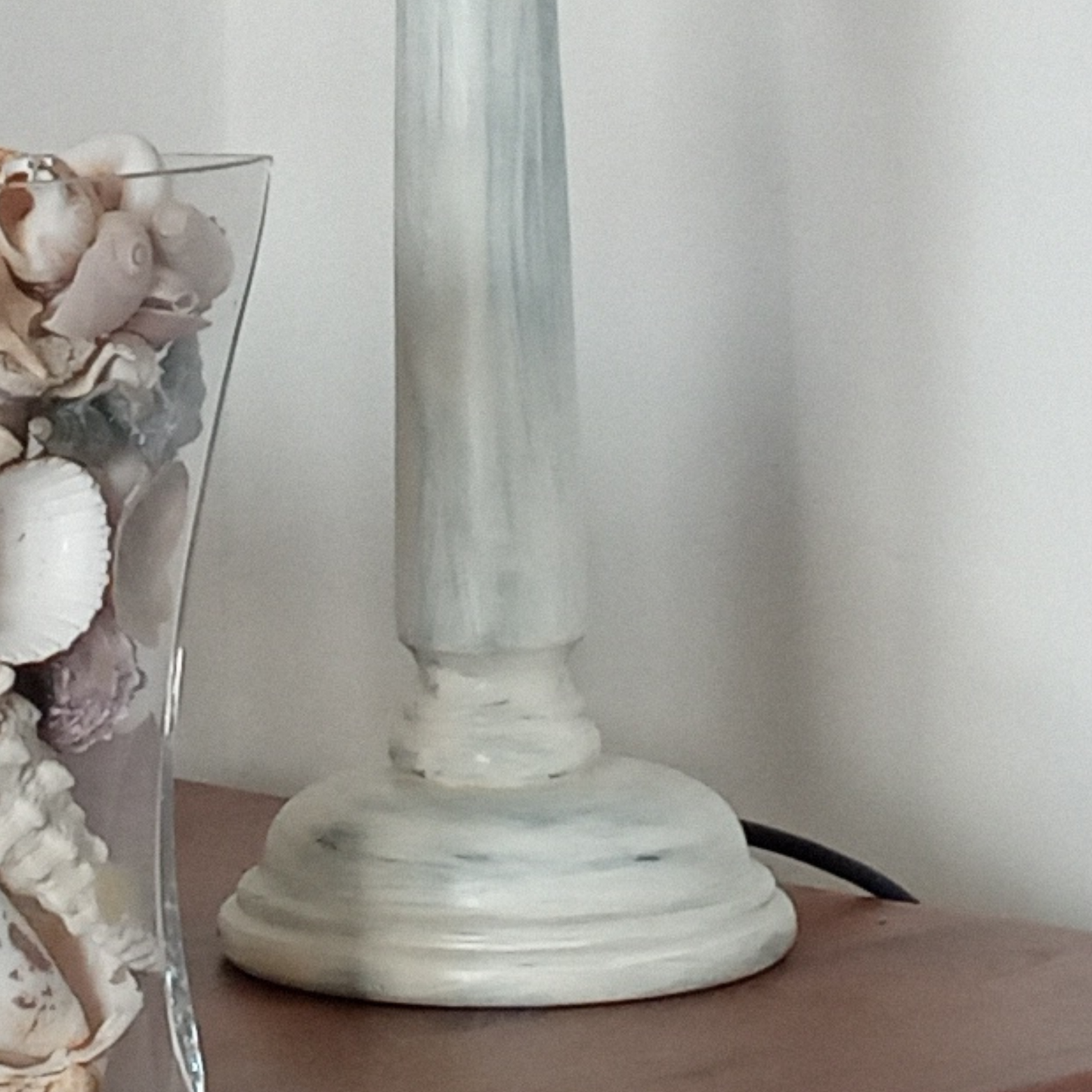 Lampade in legno da comodino – base in legno decapato e paralume in tessuto naturale