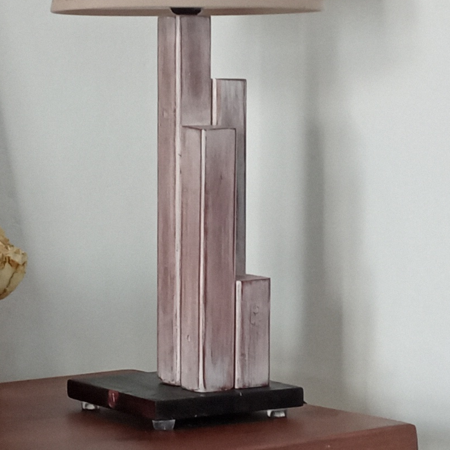 Lampada da tavolo di design in legno e tessuto, "Serie Grattacielo" stile rustico moderno, illuminazione per interni, paralume beige.