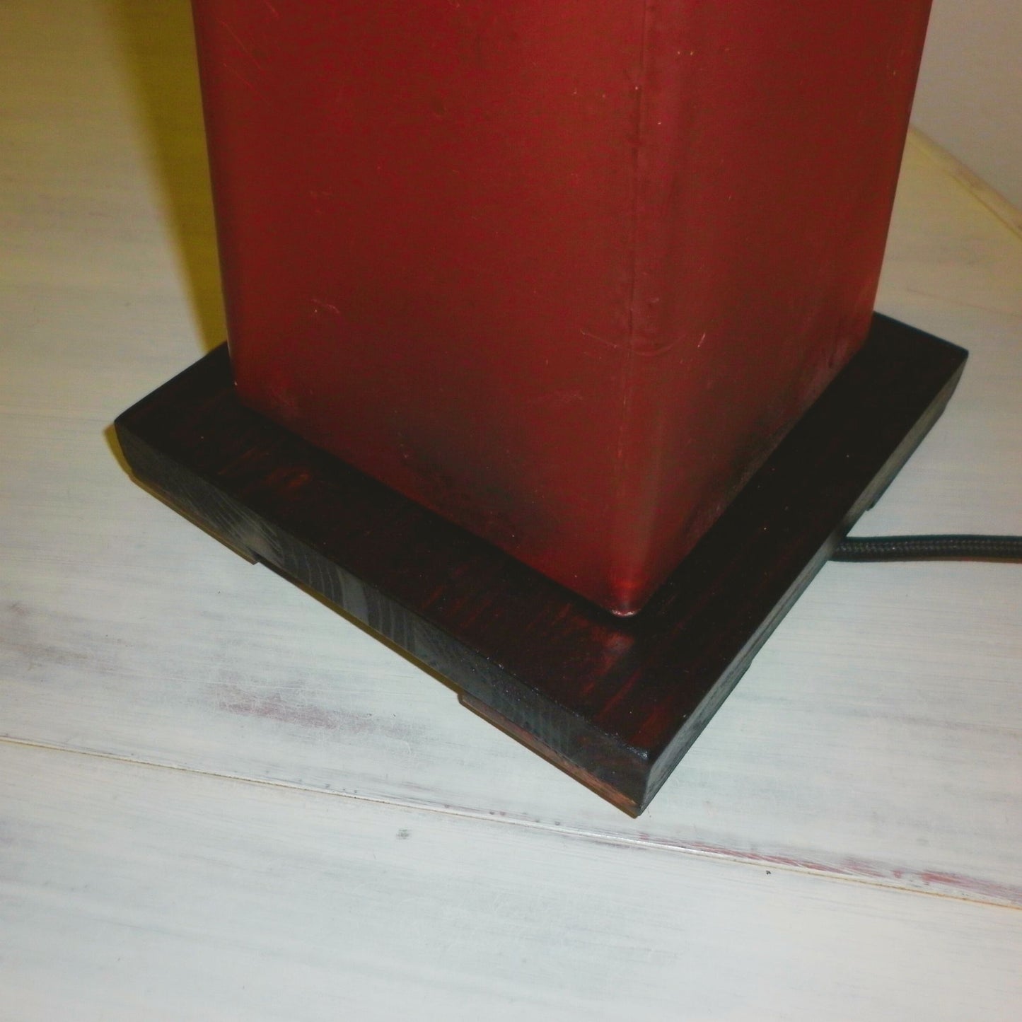 Lampada da tavolo in vetro rosso con base e puntale in legno massello colore wengé "Piramide"