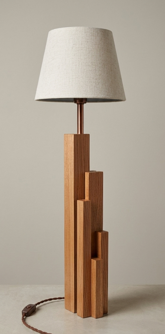 Lampada da Tavolo Artigianale in Legno "Skyscraper" – Design Geometrico e Luce d'Atmosfera