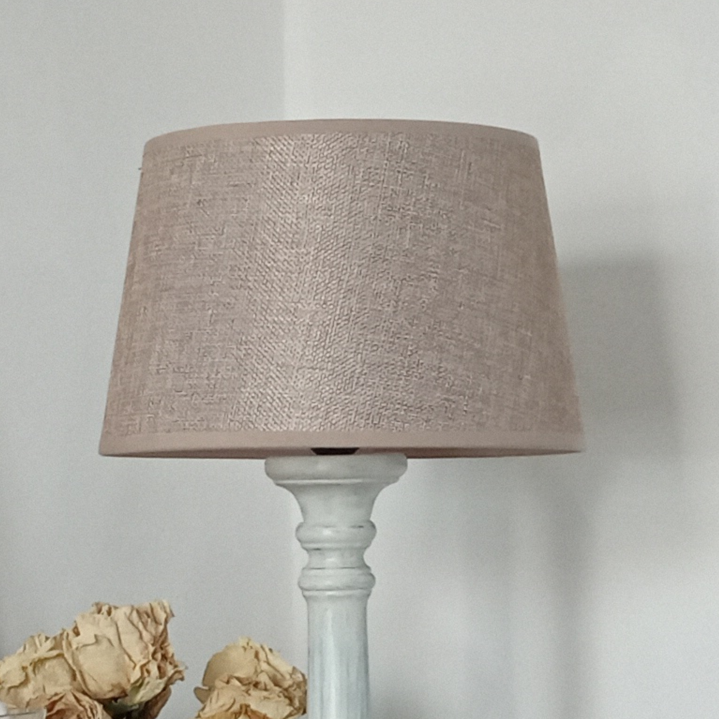 Lampade in legno da comodino – base in legno decapato e paralume in tessuto naturale