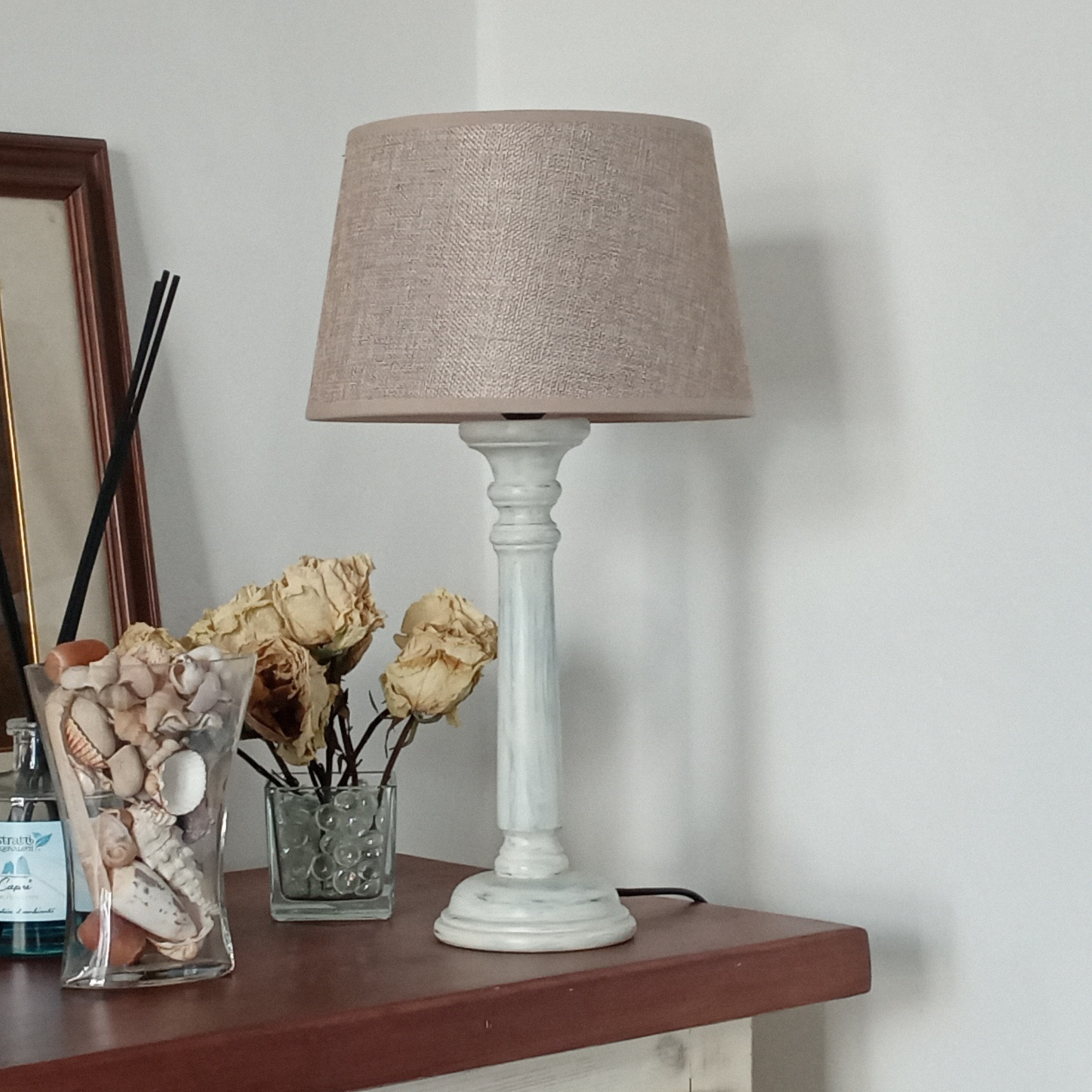 Lampade in legno da comodino – base in legno decapato e paralume in tessuto naturale