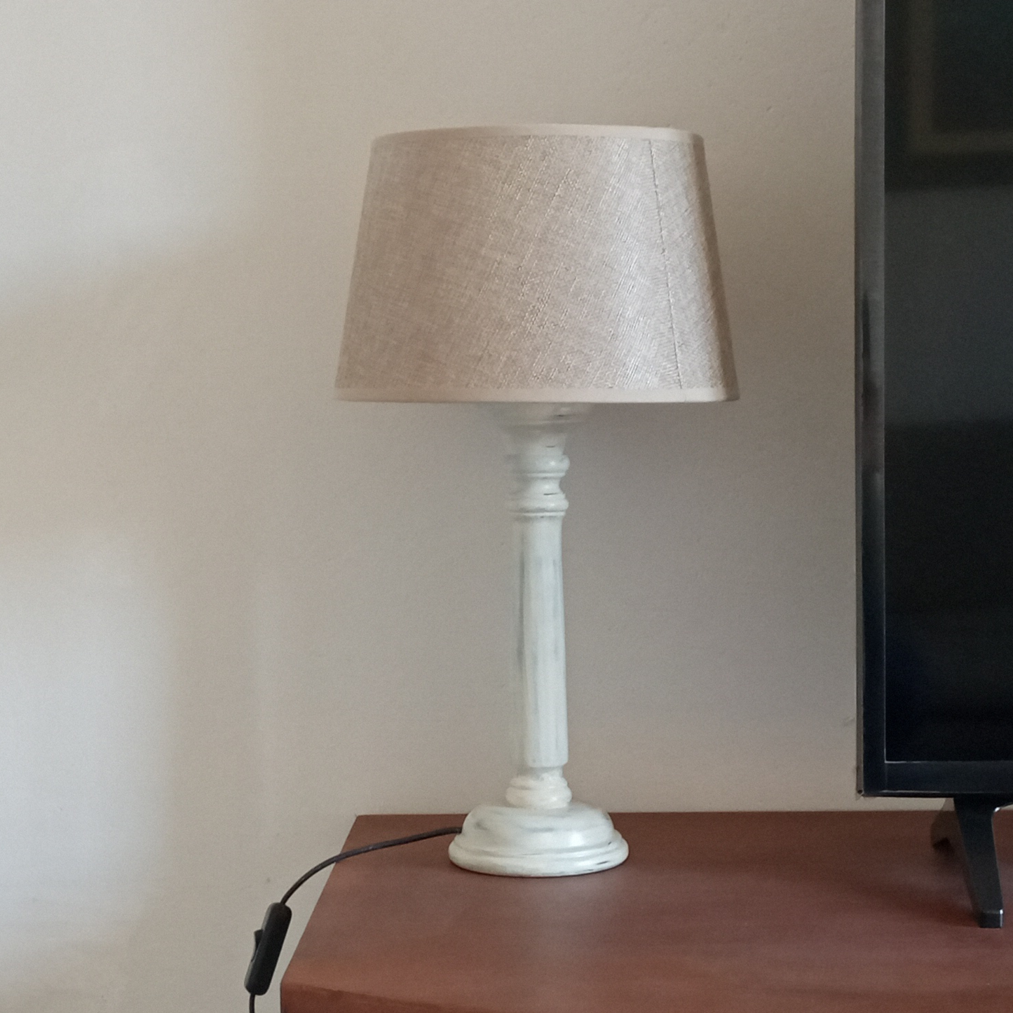 Lampade in legno da comodino – base in legno decapato e paralume in tessuto naturale