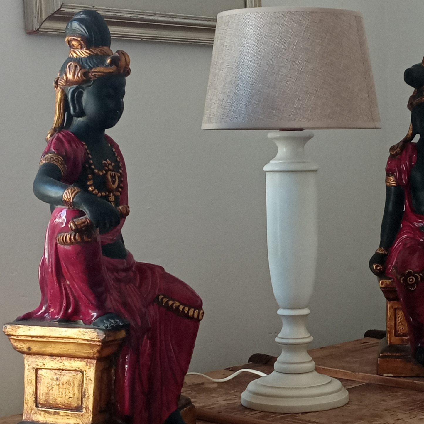 Lampade in legno verniciata a mano.