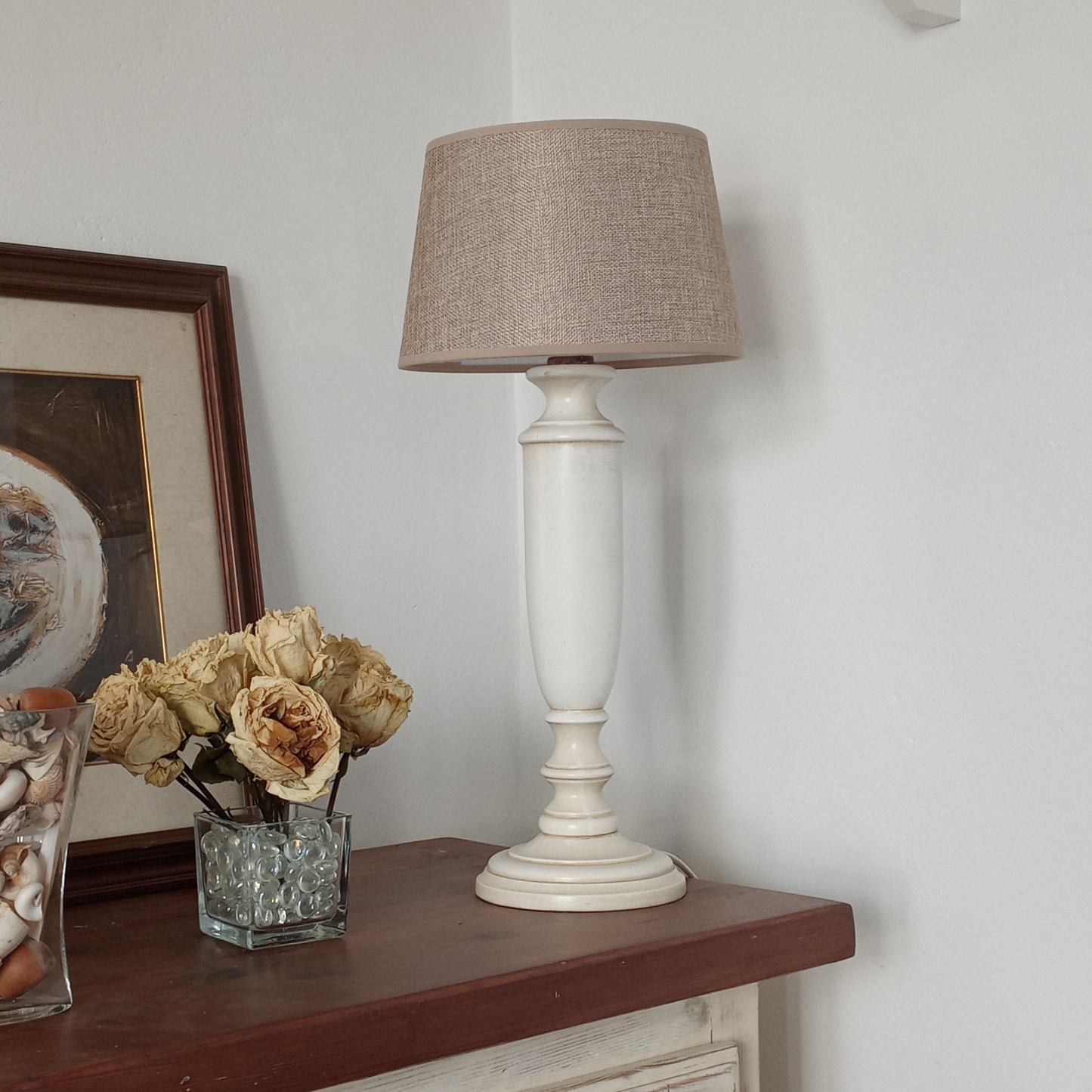 Lampade in legno verniciata a mano.