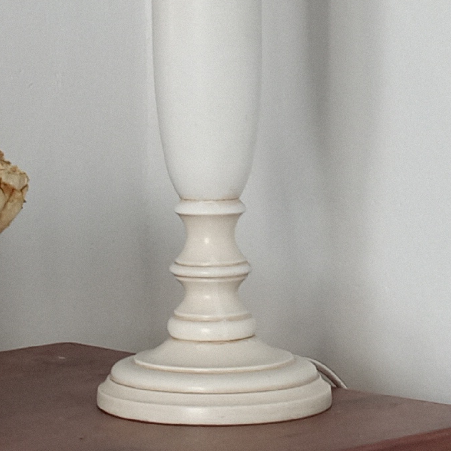 Lampade in legno verniciata a mano.