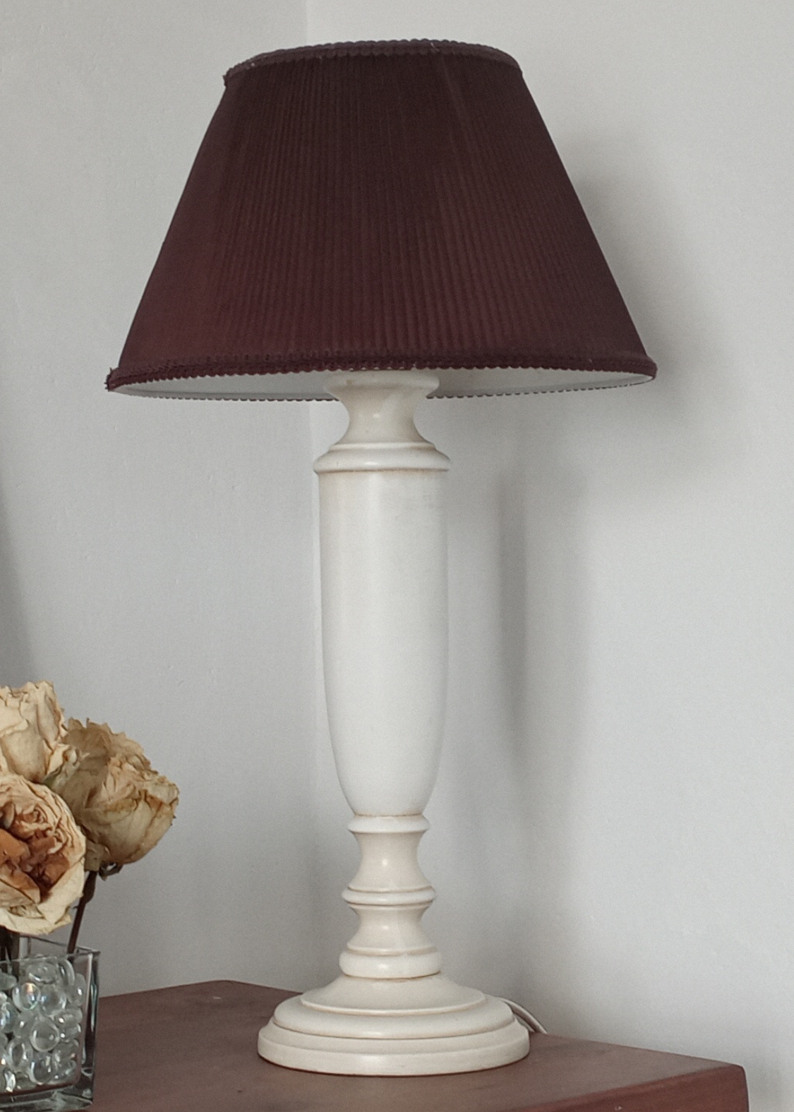 Lampade in legno verniciata a mano.