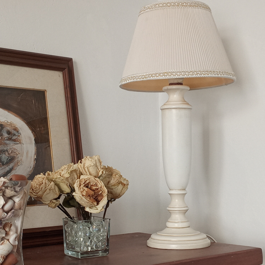 Lampade in legno verniciata a mano.