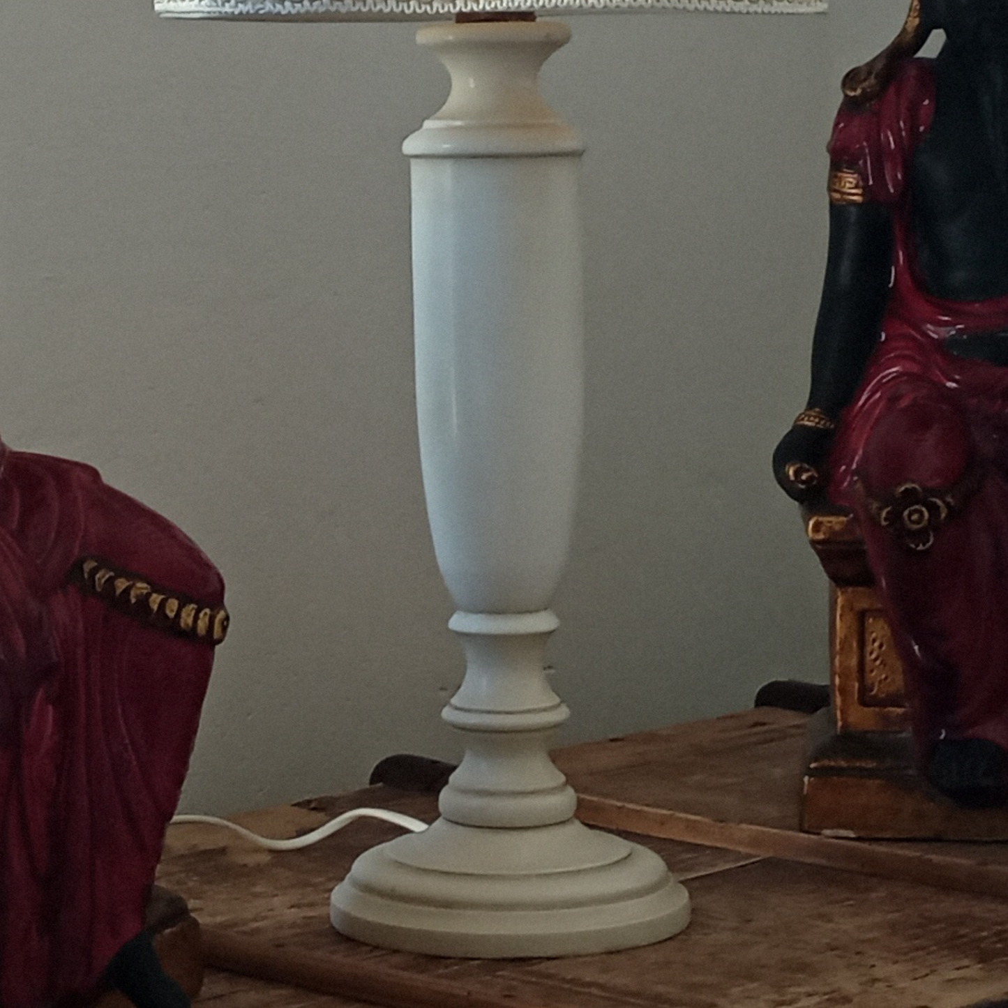 Lampade in legno verniciata a mano.