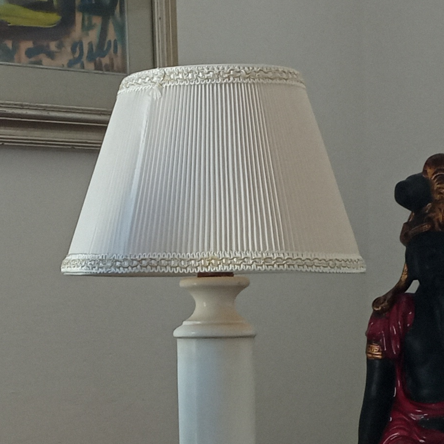 Lampade in legno verniciata a mano.