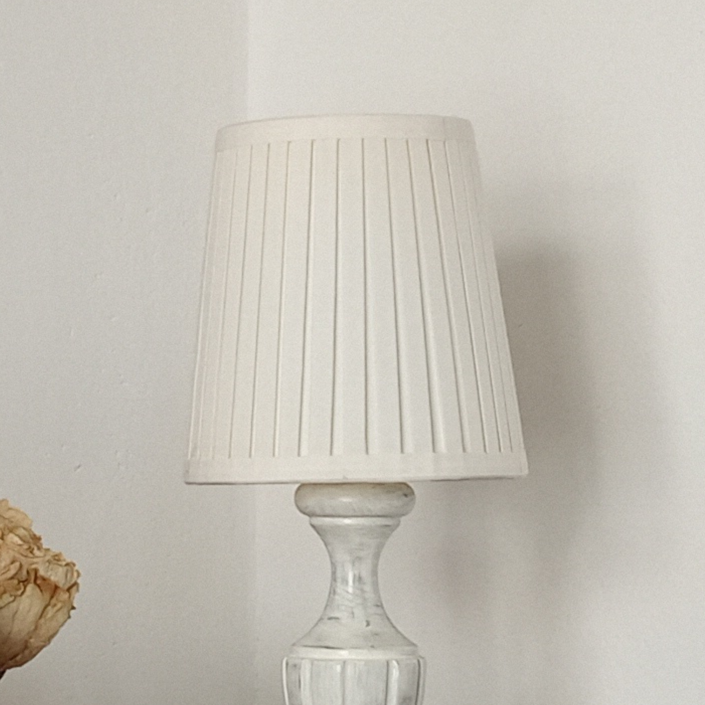 Lampade da comodino in legno con paralume in tessuto naturale