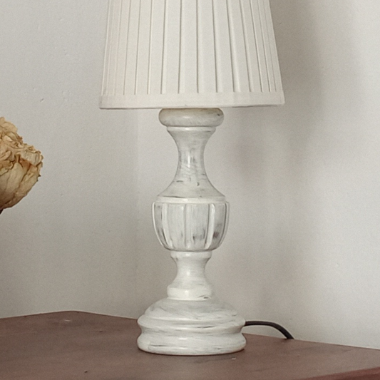 Lampade da comodino in legno con paralume in tessuto naturale