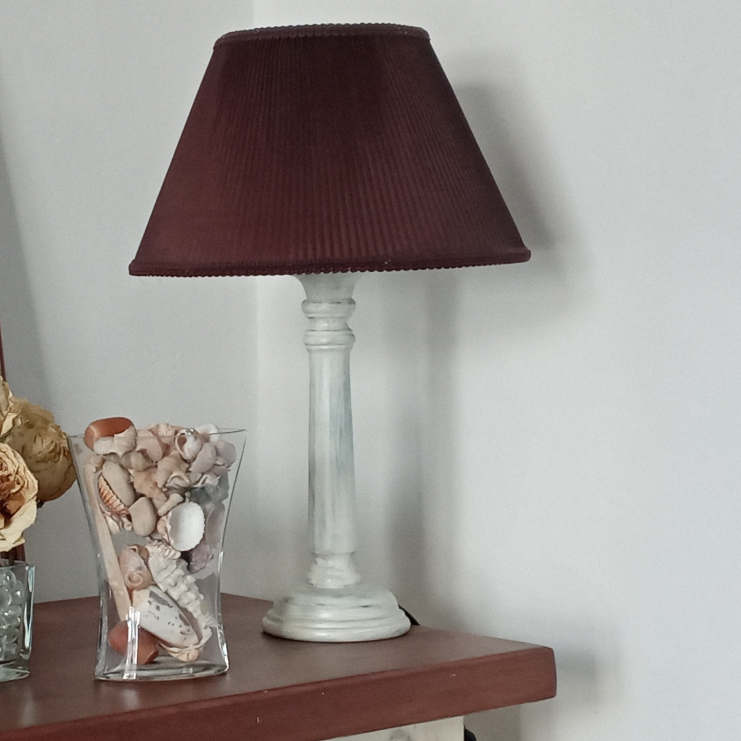 Lampade in legno da comodino – base in legno decapato e paralume in tessuto naturale