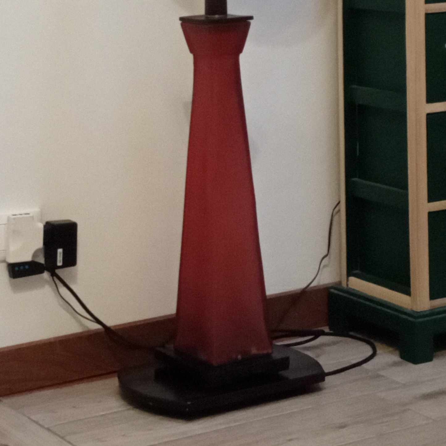Lampada da tavolo in vetro rosso con base e puntale in legno massello colore wengé "Piramide"