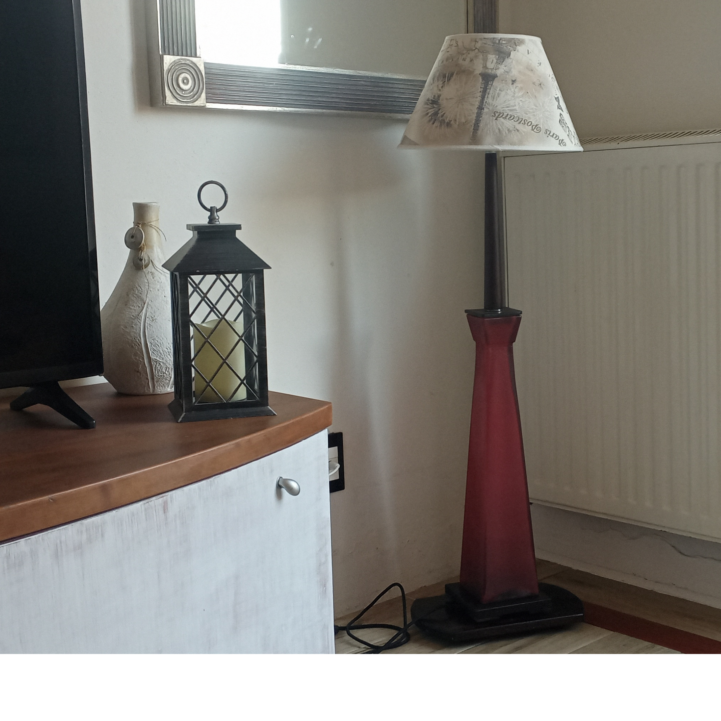 Lampada da tavolo in vetro rosso con base e puntale in legno massello colore wengé "Piramide"