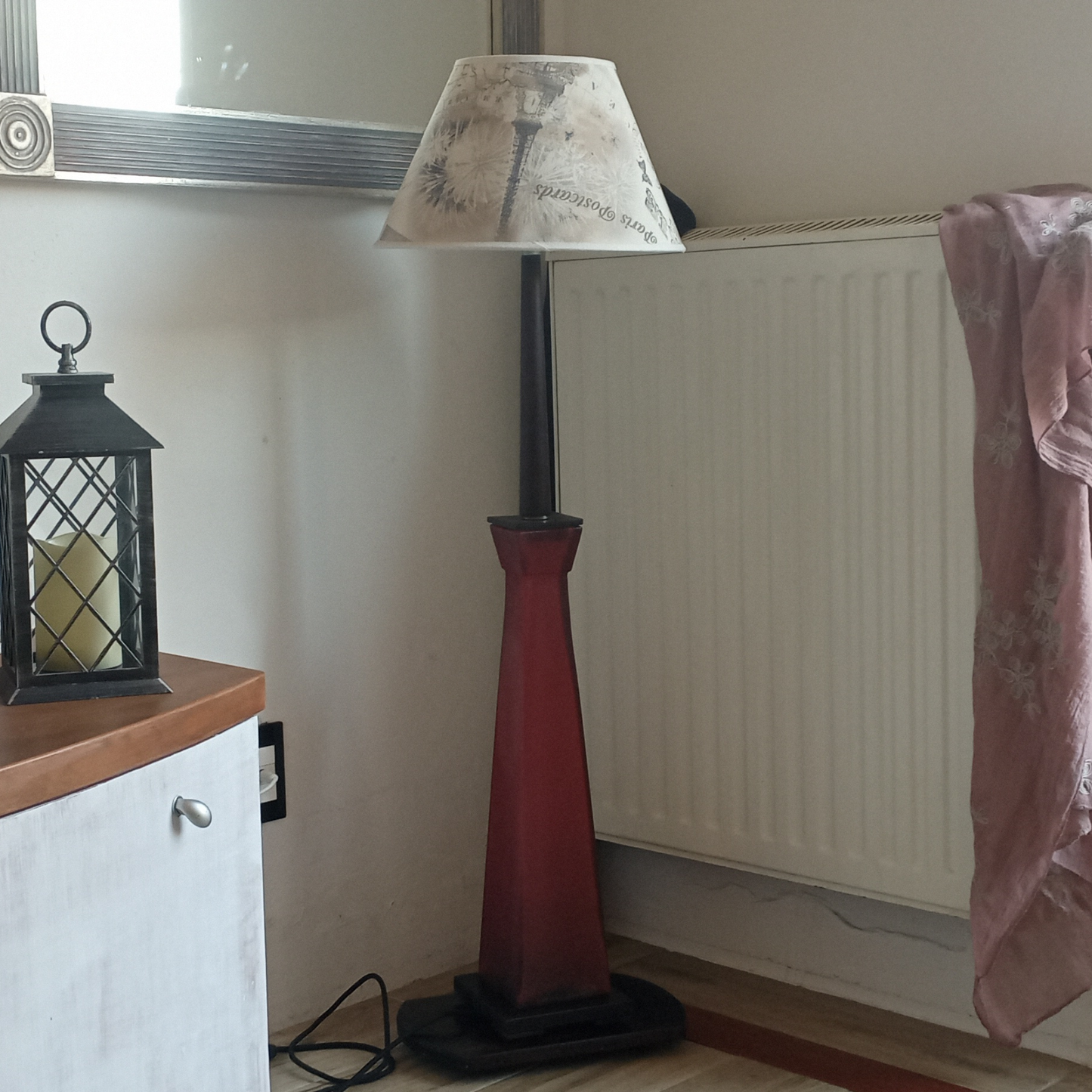 Lampada da tavolo in vetro rosso con base e puntale in legno massello colore wengé "Piramide"