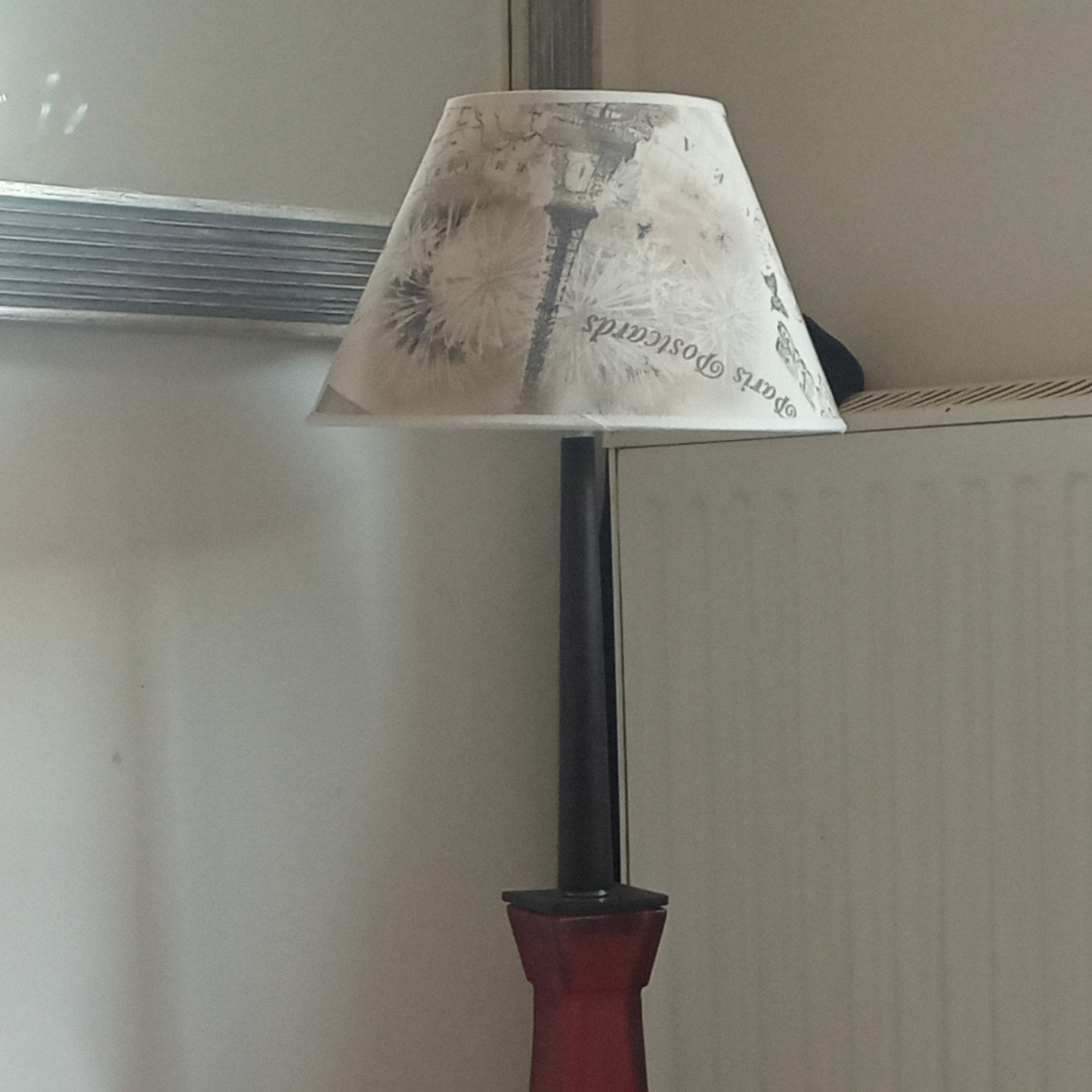 Lampada da tavolo in vetro rosso con base e puntale in legno massello colore wengé "Piramide"