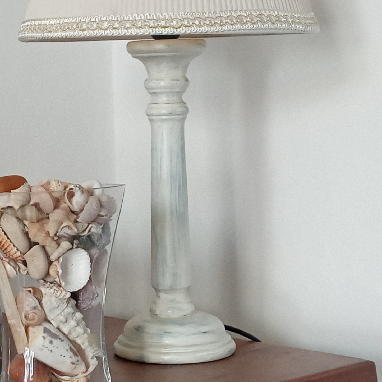 Lampade in legno da comodino – base in legno decapato e paralume in tessuto naturale