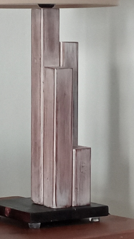 Lampada da tavolo di design in legno e tessuto, "Serie Grattacielo" stile rustico moderno, illuminazione per interni, paralume beige.