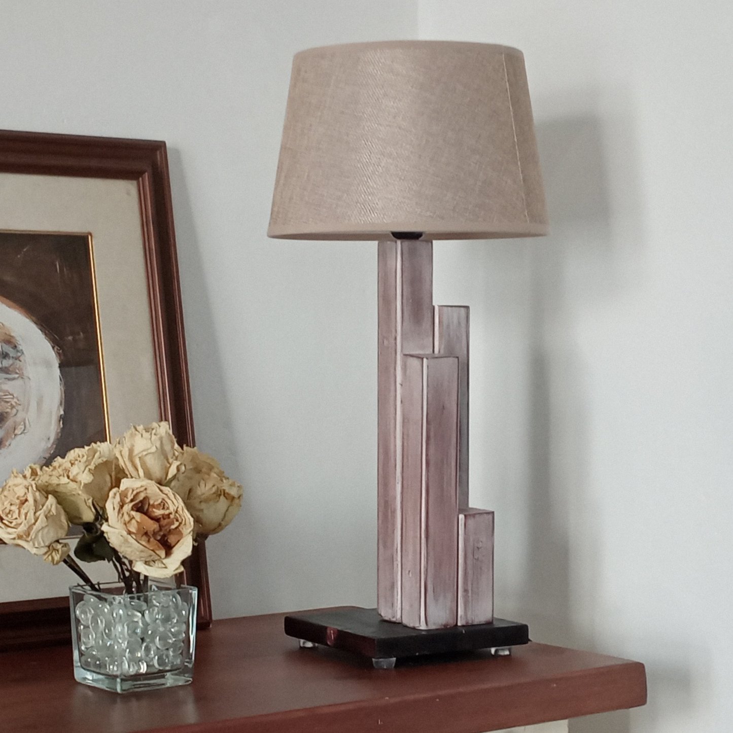 Lampada da tavolo di design in legno e tessuto, "Serie Grattacielo" stile rustico moderno, illuminazione per interni, paralume beige.