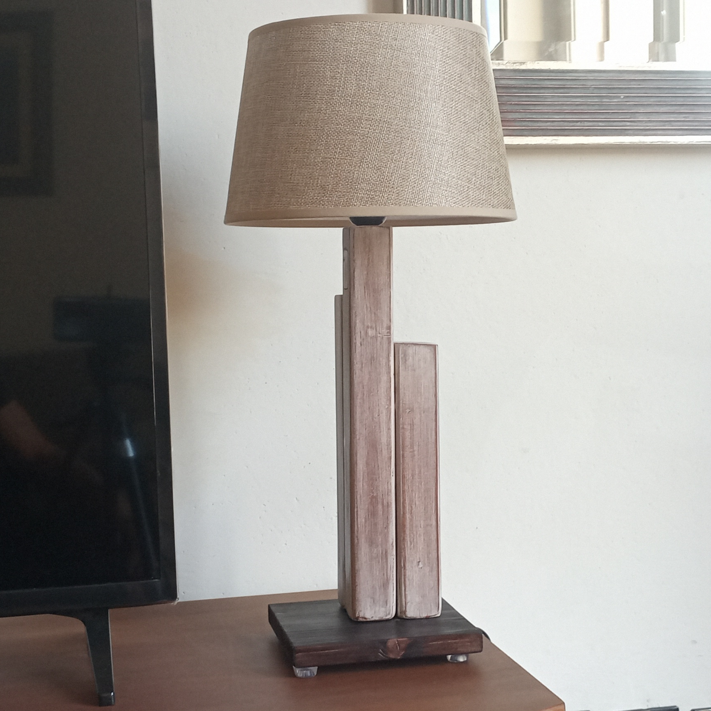Lampada da tavolo di design in legno e tessuto, "Serie Grattacielo" stile rustico moderno, illuminazione per interni, paralume beige.