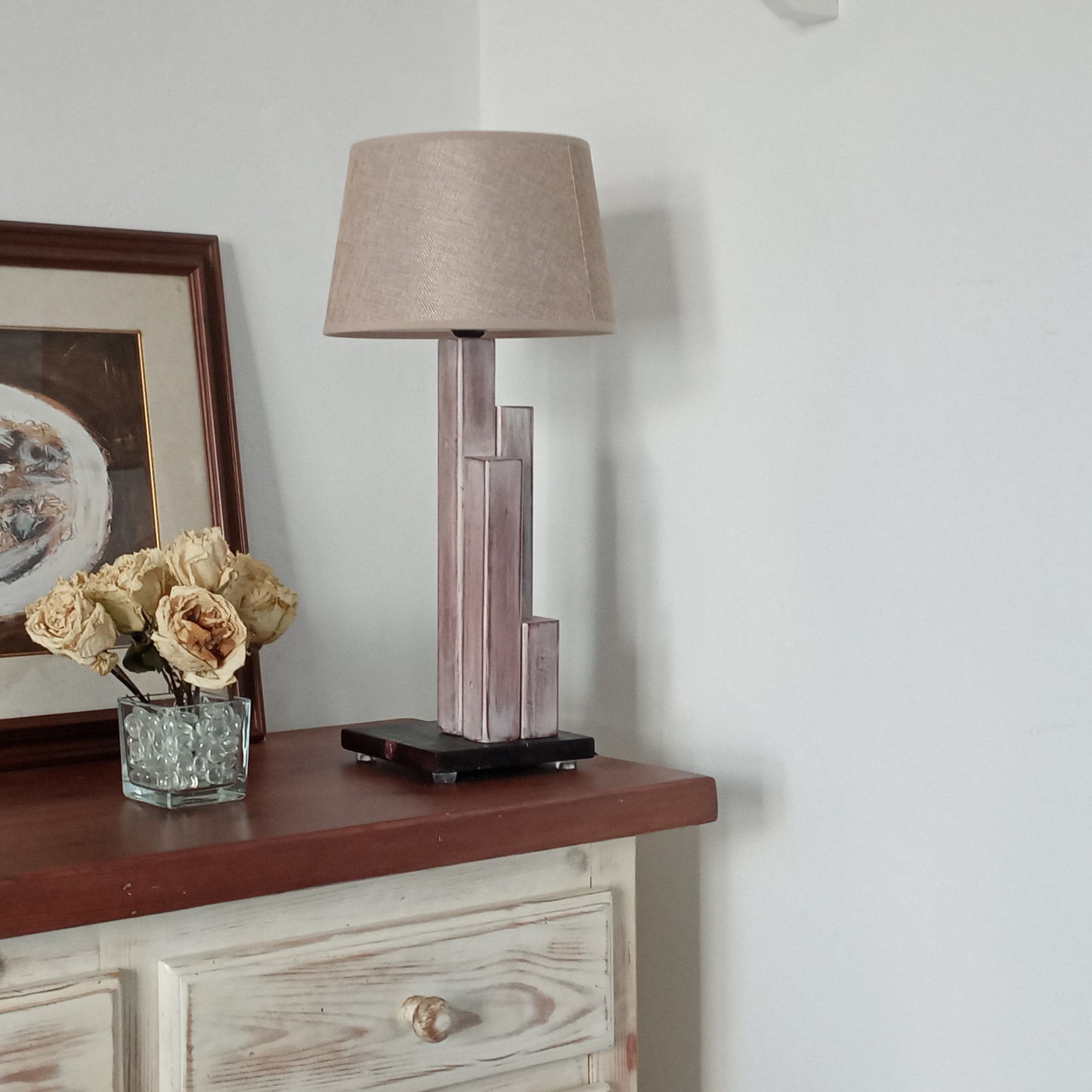 Lampada da tavolo di design in legno e tessuto, "Serie Grattacielo" stile rustico moderno, illuminazione per interni, paralume beige.