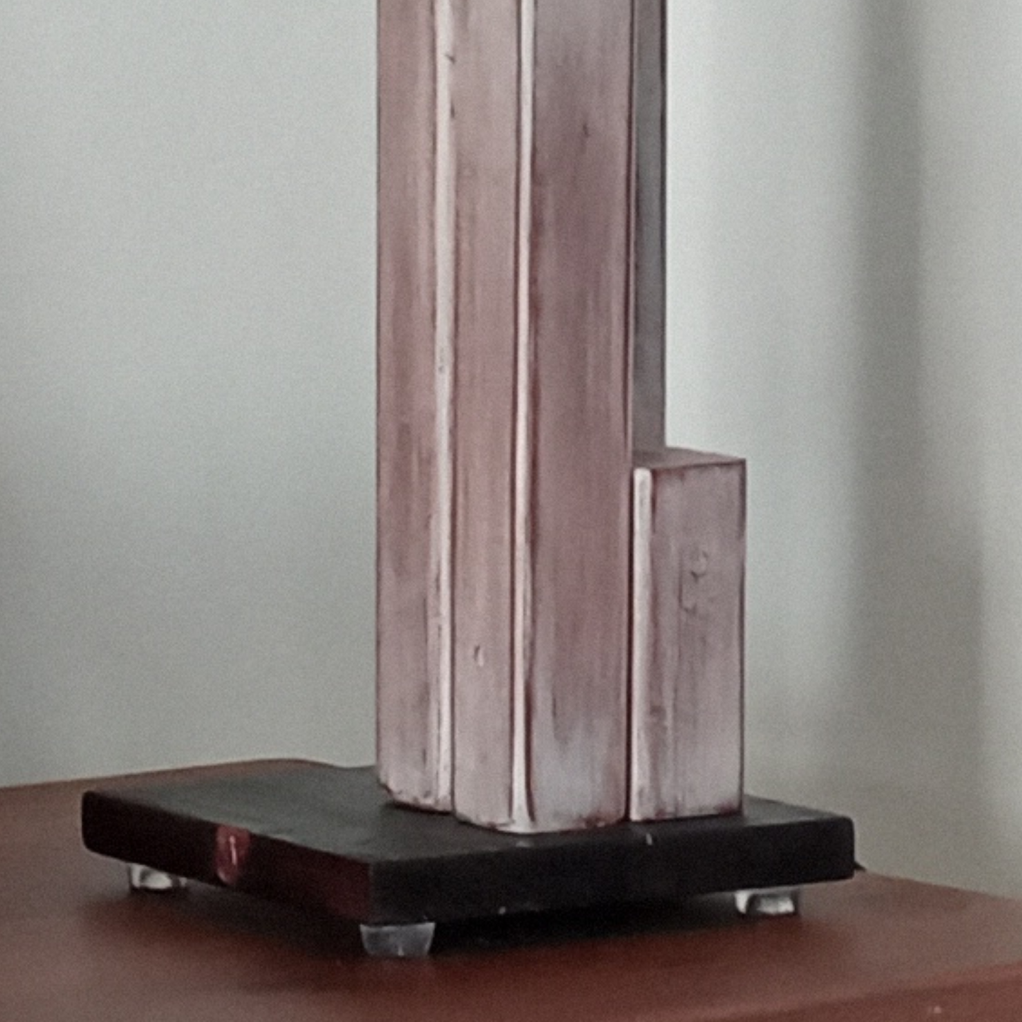 Lampada da tavolo di design in legno e tessuto, "Serie Grattacielo" stile rustico moderno, illuminazione per interni, paralume beige.