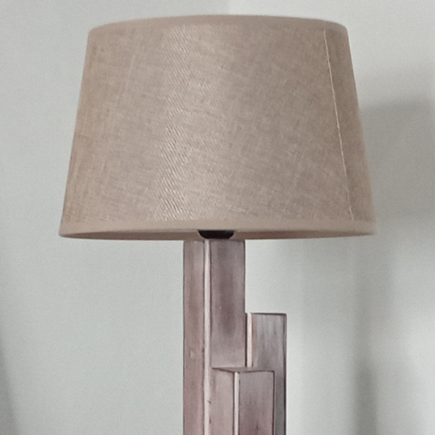 Lampada da tavolo di design in legno e tessuto, "Serie Grattacielo" stile rustico moderno, illuminazione per interni, paralume beige.
