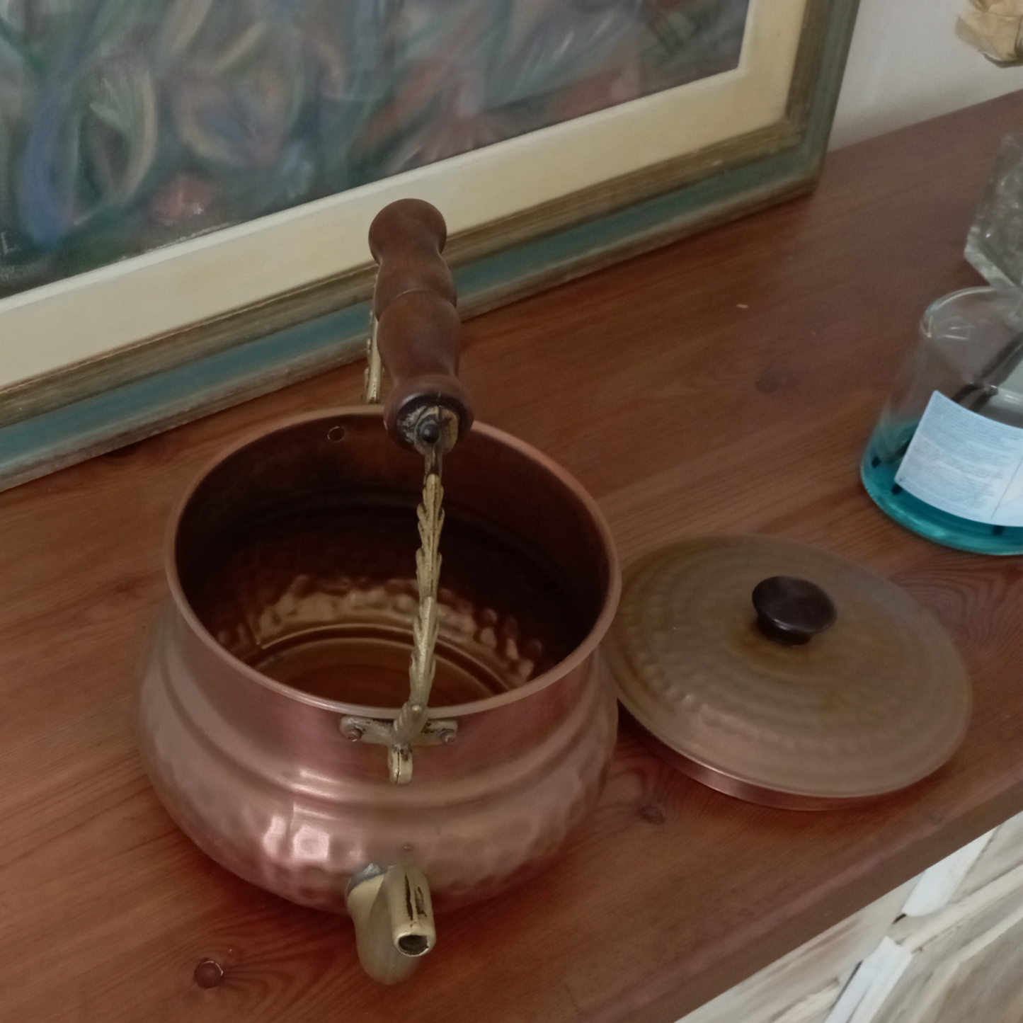 Teiera/Brocca in Rame Martellato con Manico in Ottone e Legno – Artigianato Toscano